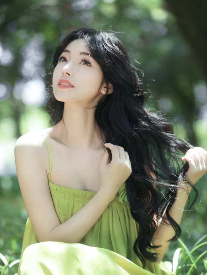《亮剑》李云龙妻子，豪门梦碎，拼命演戏还清1.4亿巨债，现回浙江农村过踏实日子